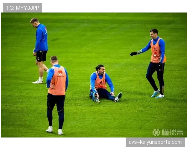 特写：训练场上的“老师”与“学生”，伊布指导AC米兰年轻前锋训练