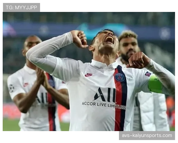 科莫4-2-3-1体系深度分析：法布雷加斯打造的高位逼抢与快速传导战术